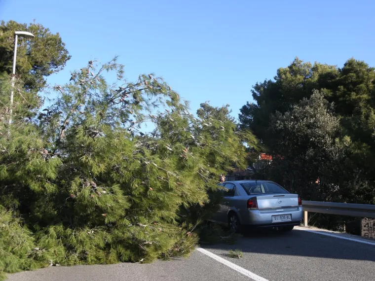 Na &scaron;ibenskom području bura napravila mnogo &scaron;tete 23.02.2019., Sibenik - Na sibenskom podrucju orkanska bura napravila je mnogo stete, a i posla za sve zurne sluzbe. Photo: Dusko Jaramaz/PIXSELL