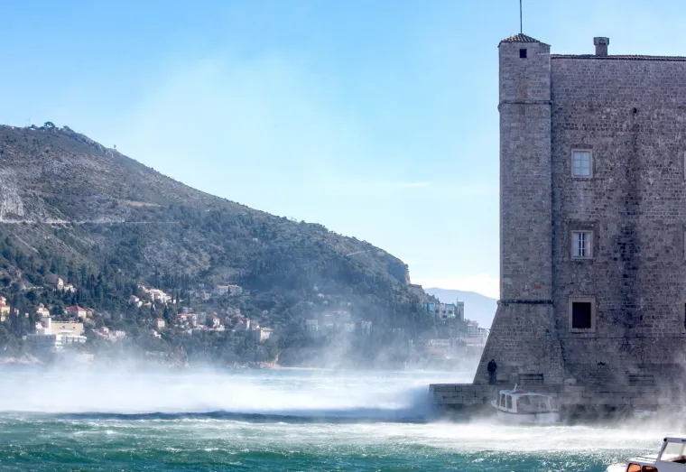 Bura u Dubrovniku prouzročila mnoge probleme 23.02.2019., Dubrovnik - Orkanska bura u Dubrovniku prouzrocila brojne probleme, od materijalne stete do prekida u prometu.
Photo: Grgo Jelavic/PIXSELL