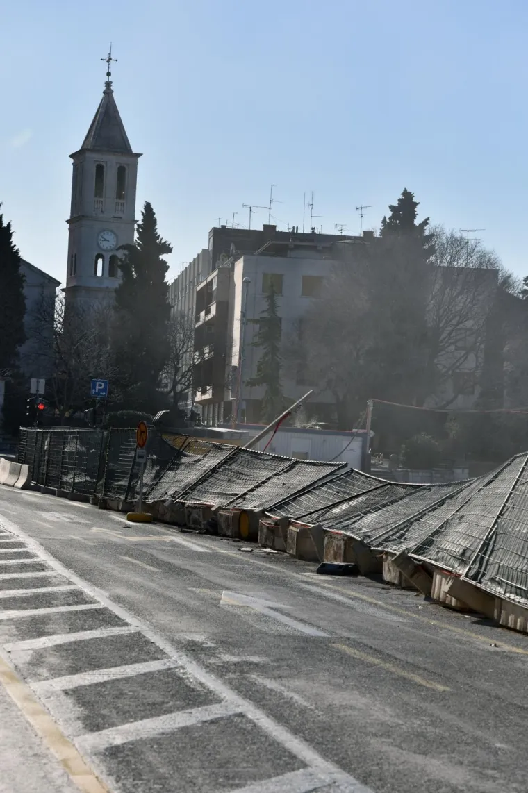 &Scaron;ibenik: Bura bacale ograde na gradili&scaron;tu podzemne garaže na Poljani 23.02.2019., Sibenik - Bura bacala ograde od gradilista na Poljani gdje se radi podzemna garaza u Sibeniku. Photo: Hrvoje Jelavic/PIXSELL