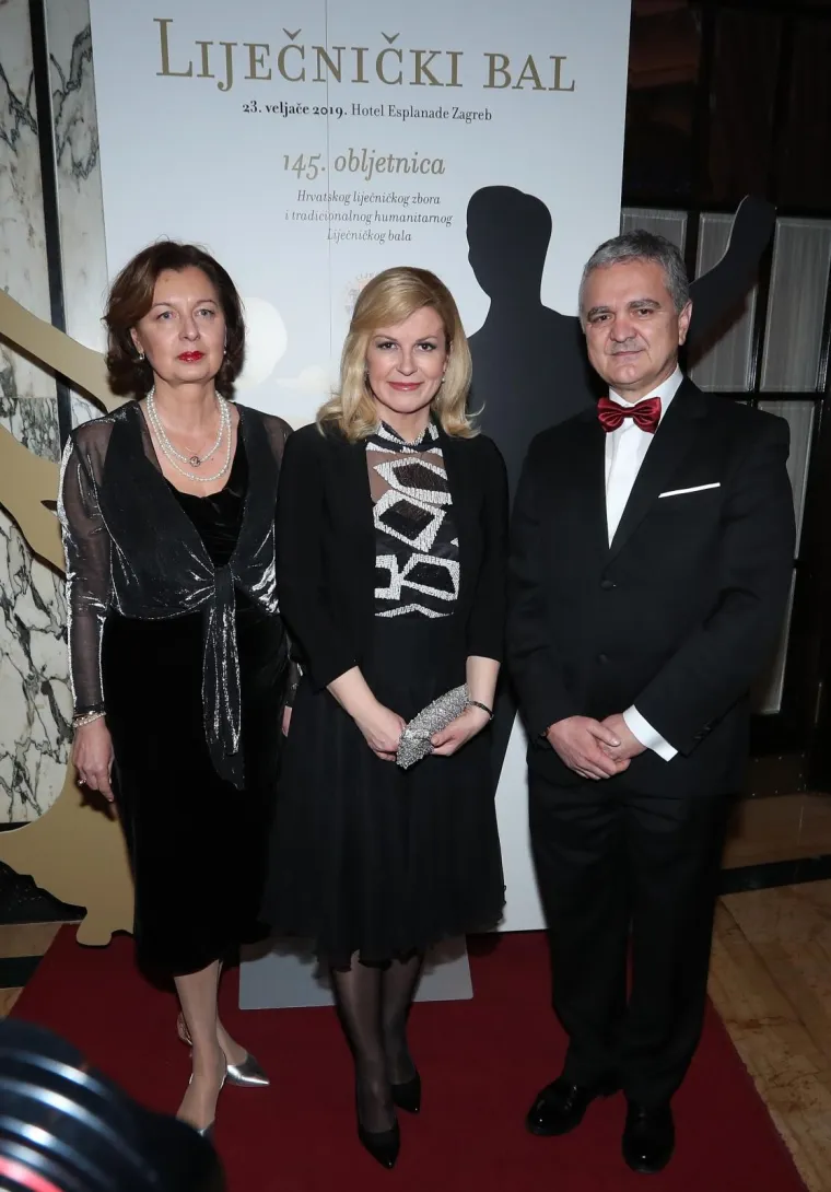 Predsjednica je stigla na bal, a zbog jednog detalja ostale je uzvanice bacila u 'drugi plan'