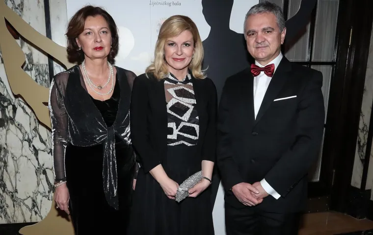 Predsjednica je stigla na bal, a zbog jednog detalja ostale je uzvanice bacila u 'drugi plan'