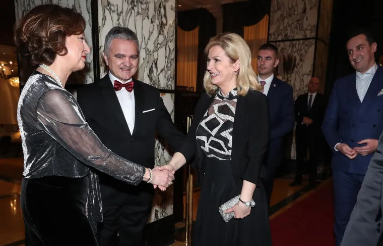 Predsjednica je stigla na bal, a zbog jednog detalja ostale je uzvanice bacila u 'drugi plan'