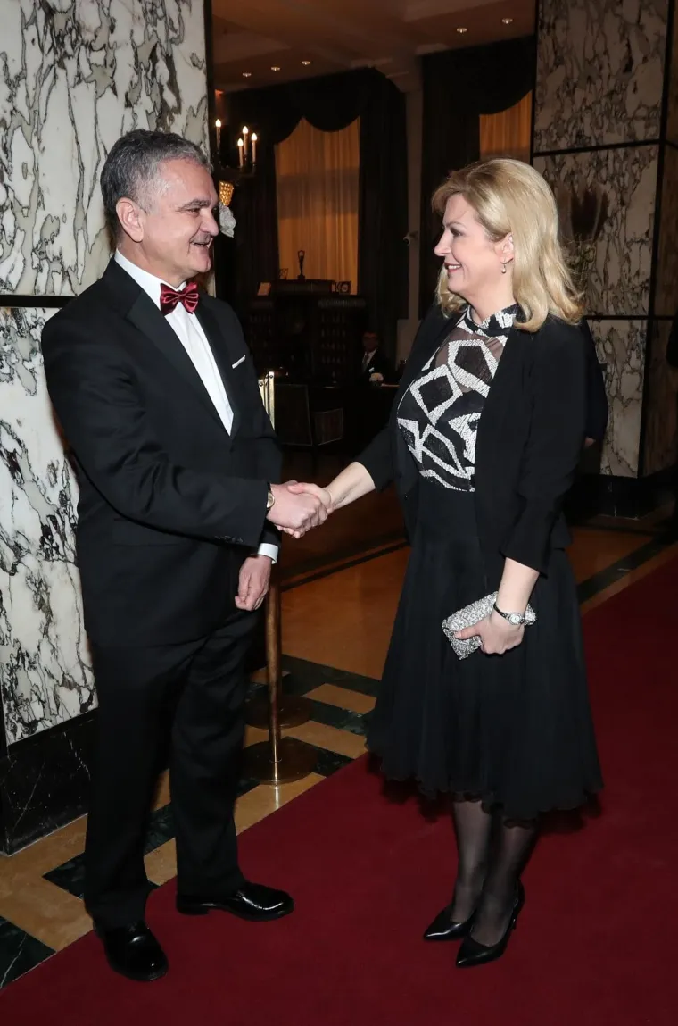 Predsjednica je stigla na bal, a zbog jednog detalja ostale je uzvanice bacila u 'drugi plan'