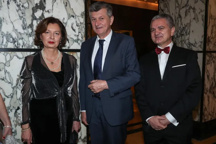 Predsjednica je stigla na bal, a zbog jednog detalja ostale je uzvanice bacila u 'drugi plan'