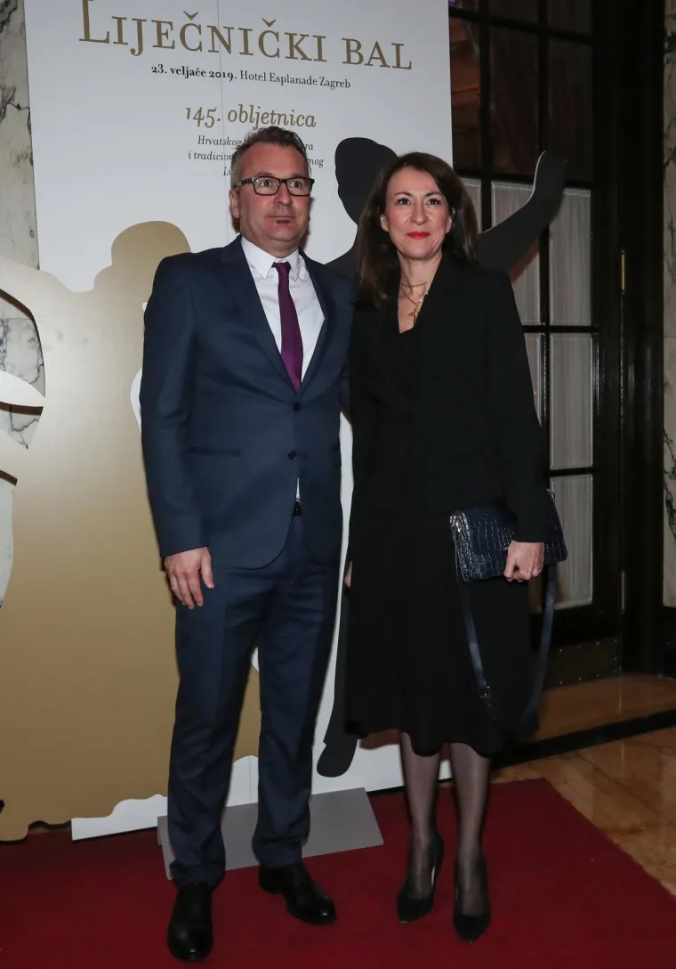 Predsjednica je stigla na bal, a zbog jednog detalja ostale je uzvanice bacila u 'drugi plan'