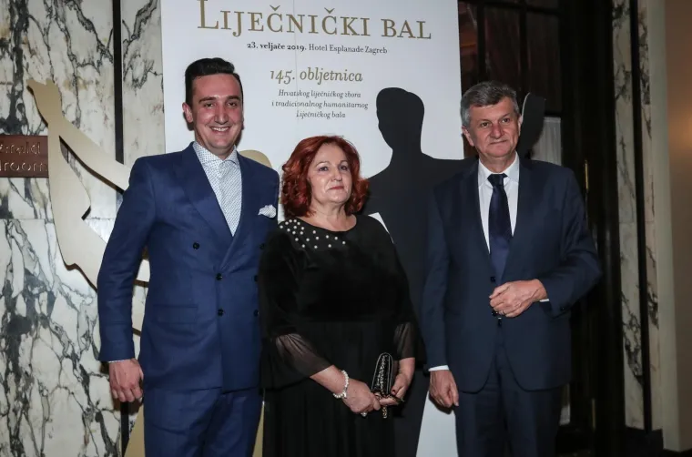 Predsjednica je stigla na bal, a zbog jednog detalja ostale je uzvanice bacila u 'drugi plan'