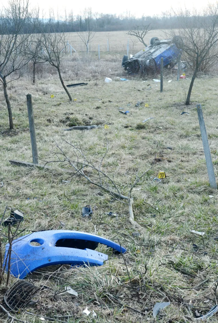 Nesreća kod Siska: Sletio s ceste i okrenuo se na krov, dvoje ljudi je ozlijeđeno