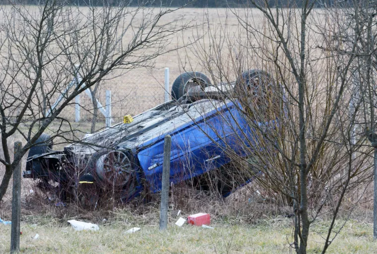 Nesreća kod Siska: Sletio s ceste i okrenuo se na krov, dvoje ljudi je ozlijeđeno