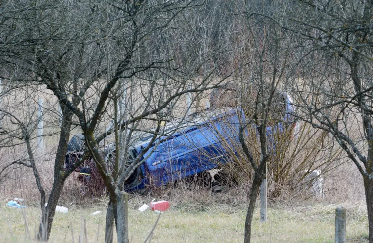 Nesreća kod Siska: Sletio s ceste i okrenuo se na krov, dvoje ljudi je ozlijeđeno