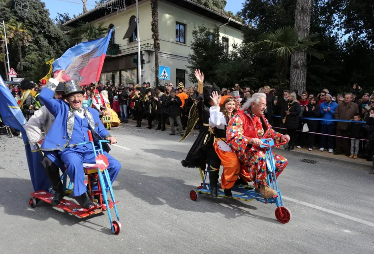 Održana opatijska balinjerada: Domaći i turisti uživali u uzbudljivoj utrci ma&scaron;kara na vozilima s kugličnim ležajevima