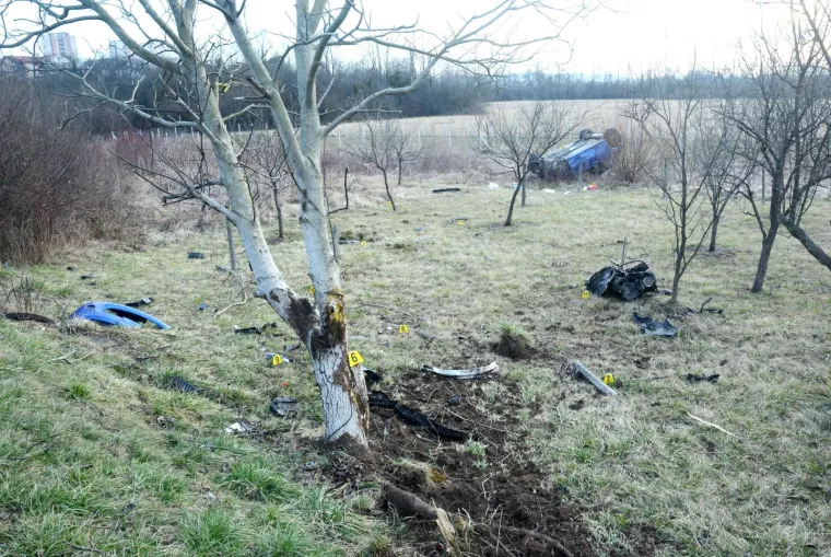 Sisak: Renault Clio zavr&scaron;io na livadi prevrnut na krovu 50-tak metara od prometnice   Uzrok nesreće na livadi 50-tak metara od prometnog traka Mosta Gromova znati ce se nakon policijskog ocevida.