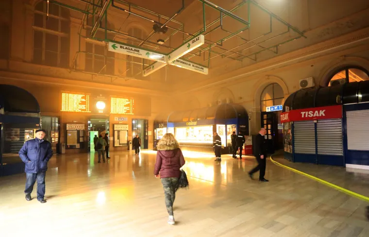 Požar na Glavnom kolodvoru: Gore ormarići za ostavljanje stvari, vatrogasci na terenu