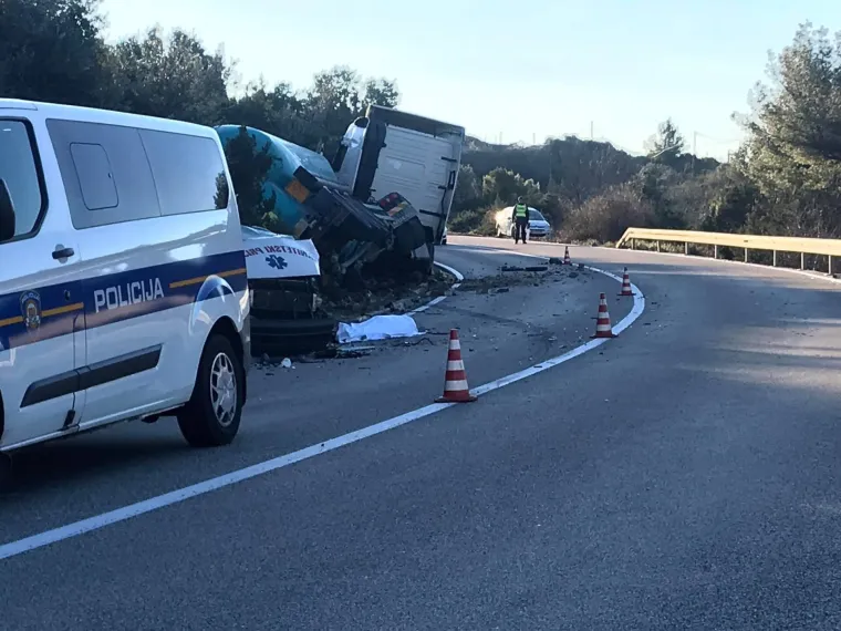 Te&scaron;ka nesreća kod Dubrovnika: Sudarili se cisterna, auto i sanitetski prijevoz - jedan poginuli