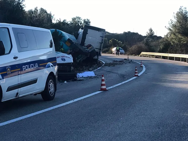 Te&scaron;ka nesreća kod Dubrovnika: Sudarili se cisterna, auto i sanitetski prijevoz - jedan poginuli