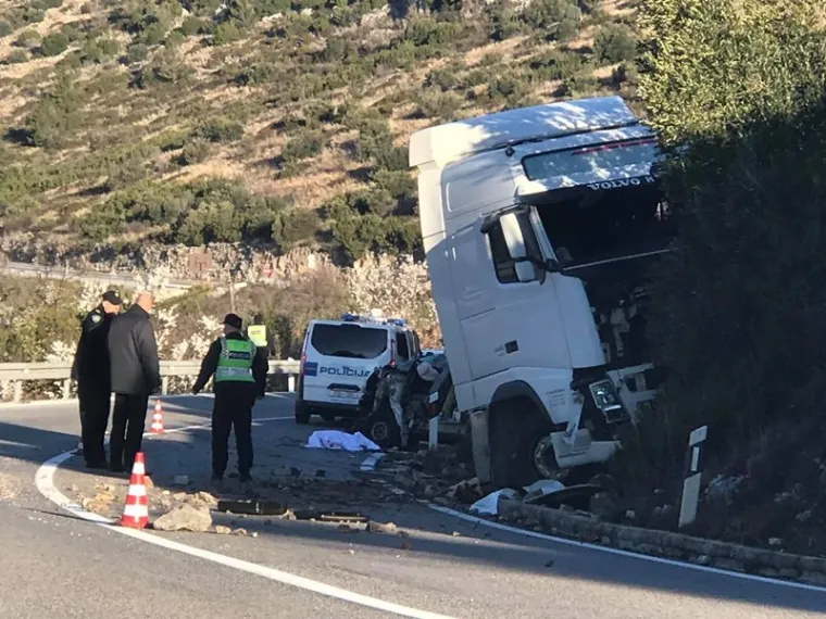 Te&scaron;ka nesreća kod Dubrovnika: Sudarili se cisterna, auto i sanitetski prijevoz - jedan poginuli