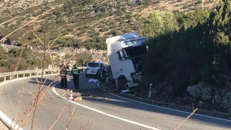 Te&scaron;ka nesreća kod Dubrovnika: Sudarili se cisterna, auto i sanitetski prijevoz - jedan poginuli