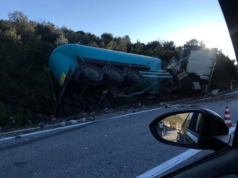 Te&scaron;ka nesreća kod Dubrovnika: Sudarili se cisterna, auto i sanitetski prijevoz - jedan poginuli