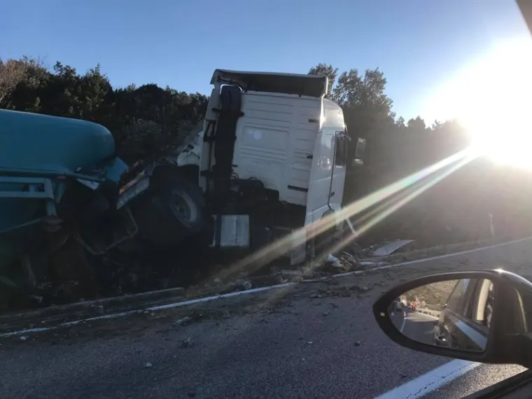Te&scaron;ka nesreća kod Dubrovnika: Sudarili se cisterna, auto i sanitetski prijevoz - jedan poginuli