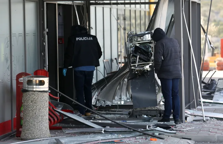 Eksplozija u Primo&scaron;tenu: Razvalili bankomat i ulaz u trgovinu
