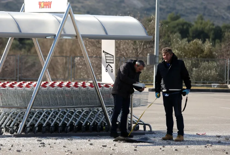 Eksplozija u Primo&scaron;tenu: Razvalili bankomat i ulaz u trgovinu