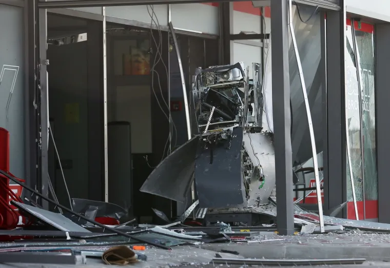 Eksplozija u Primo&scaron;tenu: Razvalili bankomat i ulaz u trgovinu