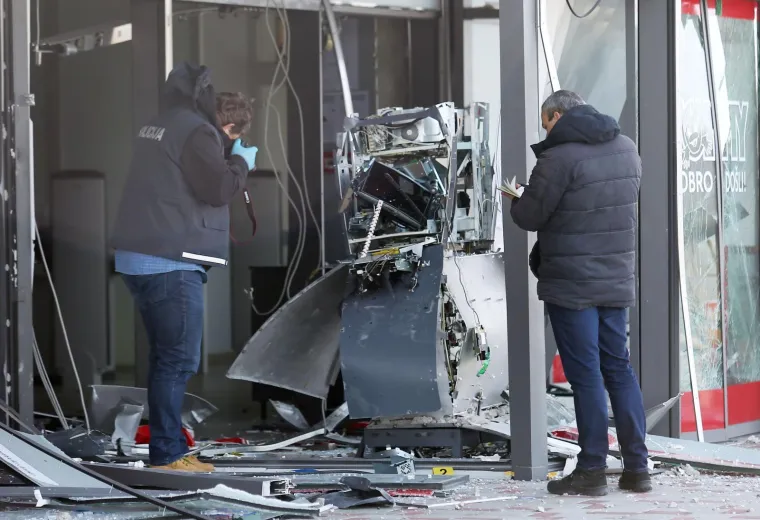 Eksplozija u Primo&scaron;tenu: Razvalili bankomat i ulaz u trgovinu