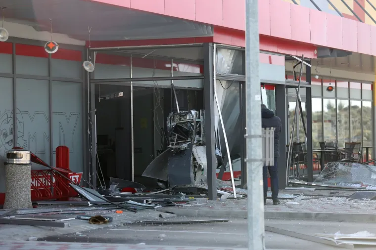 Eksplozija u Primo&scaron;tenu: Razvalili bankomat i ulaz u trgovinu