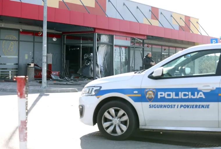 Eksplozija u Primo&scaron;tenu: Razvalili bankomat i ulaz u trgovinu