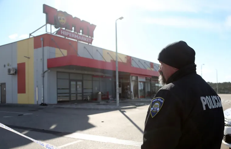 Eksplozija u Primo&scaron;tenu: Razvalili bankomat i ulaz u trgovinu