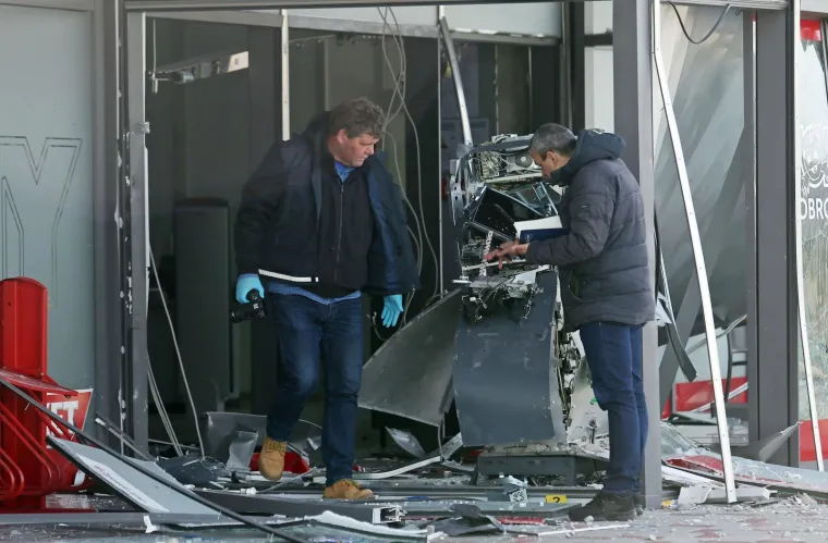 Eksplozija u Primo&scaron;tenu: Razvalili bankomat i ulaz u trgovinu