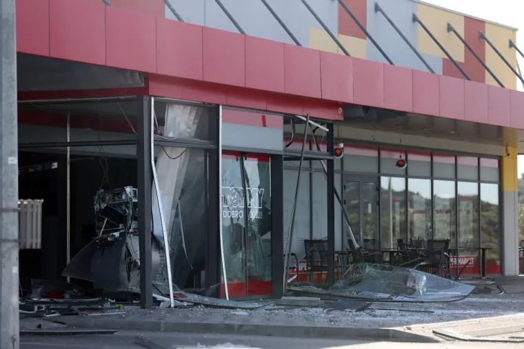 Eksplozija u Primo&scaron;tenu: Razvalili bankomat i ulaz u trgovinu