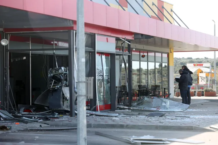 Eksplozija u Primo&scaron;tenu: Razvalili bankomat i ulaz u trgovinu