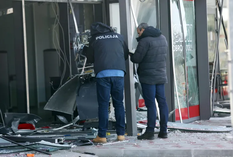 Eksplozija u Primo&scaron;tenu: Razvalili bankomat i ulaz u trgovinu