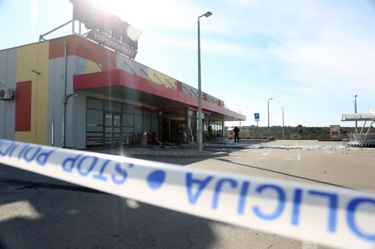 Eksplozija u Primo&scaron;tenu: Razvalili bankomat i ulaz u trgovinu