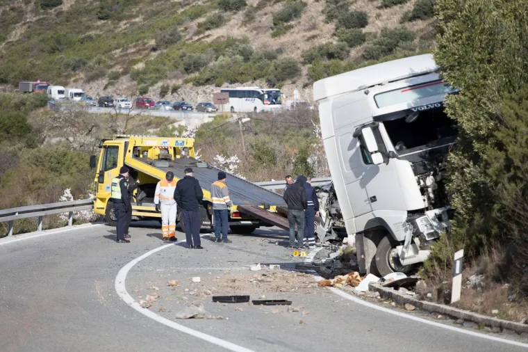 U ponedjeljak oko 6 sati, na državnoj cesti D-8, u mjestu Banići, dogodila se te&scaron;ka prometna nesreća u kojoj je smrtno stradala jedna osoba.
U te&scaron;kom sudaru sudjelovalo je vozilo sanitetskog prijevoza, koje je bilo na putu prema pacijentu kojega je trebalo prevesti na dijalizu, cisterna za cement i osobno vozilo.