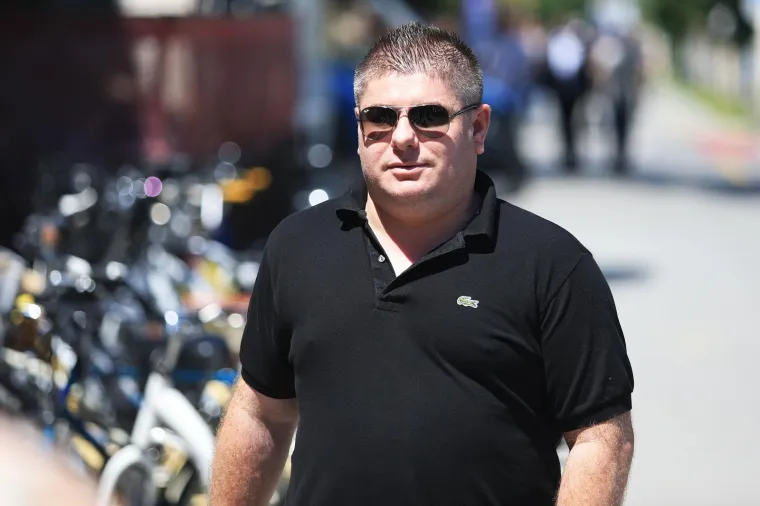 U predizbornoj kampanji podržavao je Kolindu Grabar-Kitarović, bio je VIP gost na njenoj inauguraciji, ali zadnje izjave predsjednice bile su okidač za zaokret. Velimir Bujanec već neko vrijeme kad god ima priliku kritizira predsjednicu.