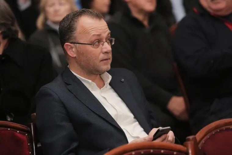 I danas odlučno odbacuje da sudjeluje u bilo kakvoj prljavoj kampanji protiv predsjednice. Uživa veliku popularnost u desnim krugovima.