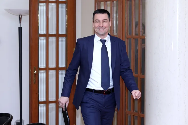 Ladislav Ilčić jo&scaron; je jedan od simbola hrvatske desnice. U srpnju pro&scaron;le godine jasno se pozicionirao na strogo desno krilo kada je potpisao Deklaraciju o političkoj suradnji s Ružom Toma&scaron;ić. Nakon toga uslijedilo je nekoliko kritika na rad predsjednice, osobito kada nije zauzela jasan stav oko Istanbulske konvencije. Bit će zanimljivo vidjeti kako će se on i Hrast pona&scaron;ati početkom kampanje za predsjedničke izbore.