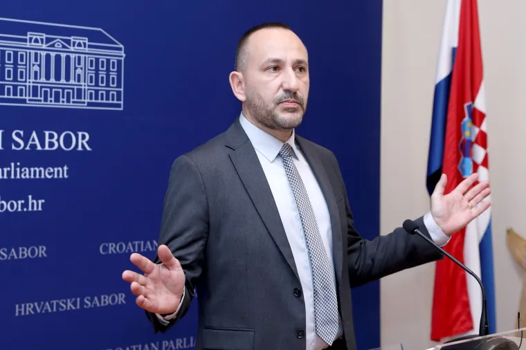 Zvijezda desnice. Desnom biračkom tijelu postao posebno drag nakon &scaron;to je poslao žestoku poruku Miloradu Pupovcu. Pitanje je kako i on gleda na zadnje izjave Kolinde Grabar-Kitarović.