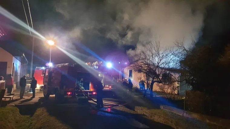 Zapalio vlastitu kuću