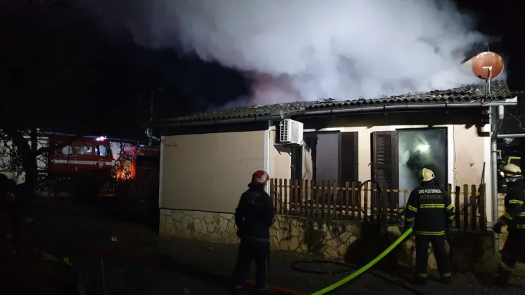 Zapalio vlastitu kuću