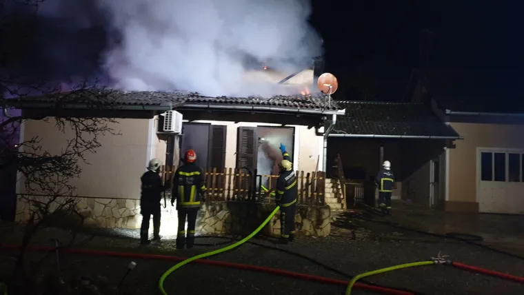 Zapalio vlastitu kuću