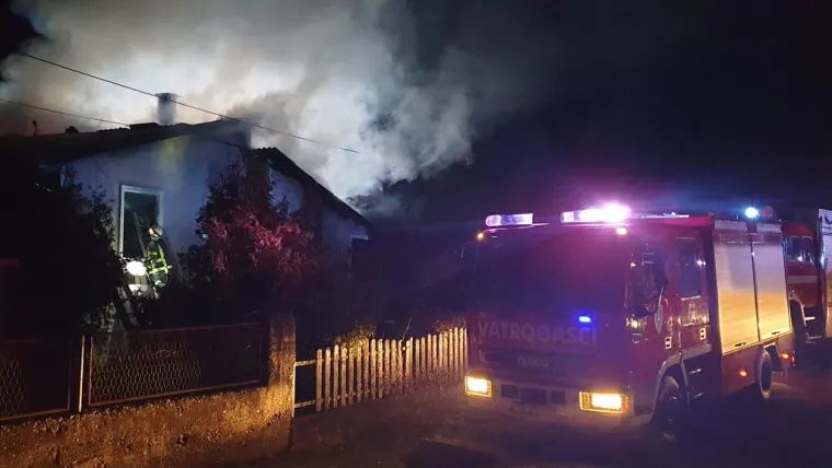 Zapalio vlastitu kuću