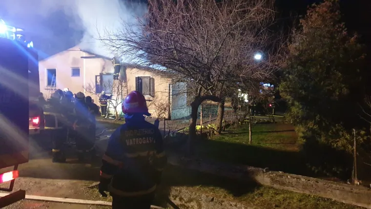 Zapalio vlastitu kuću