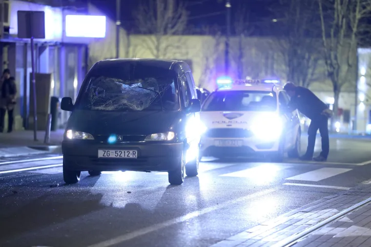 Automobil naletio na pje&scaron;aka koji je prelazio cestu na pje&scaron;ačkom prijelazu u ulici Ribnjak i ozlijedio ga. Policijski očevid je u tijeku