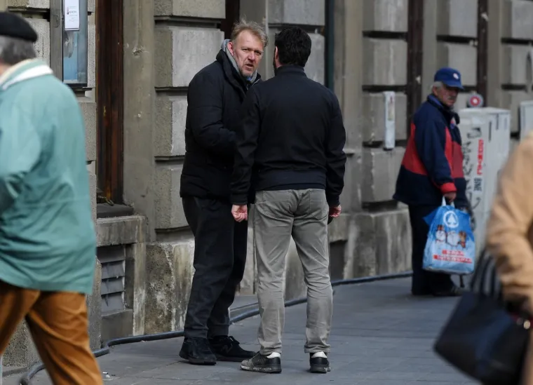 Prosinečki uoči početka kvalifikacija za Europsko prvenstvo dane provodi po hrvatskoj metropoli, a u šetnji gradom je susreo i najboljeg strijelca u povijesti HNL-a, svog prijatelja Davora Vugrineca s kojim je kratko i popričao, a trenutak su zabilježile i kamere fotoreportera.