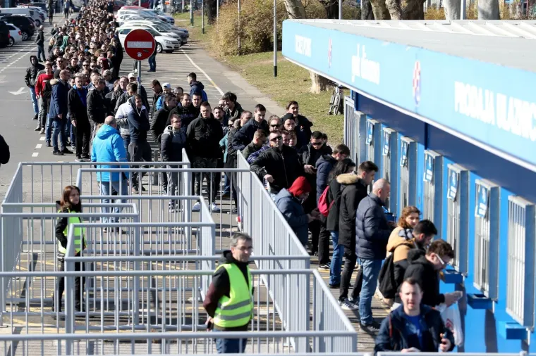 Prva utakmica osmine finala Europske lige 7. ožujka u Maksimiru između Dinama i Benfice, kako je i očekivano, izazvala je veliko zanimanje javnosti. Kako su objavili iz kluba, rasprodane su ulaznice za tribinu zapad dolje namijenjene prodaji na blagajnama Ticket pointa. U prodaji su i dalje ulaznice za tribine istok, zapad gore, sjever dolje i sjever gore.
