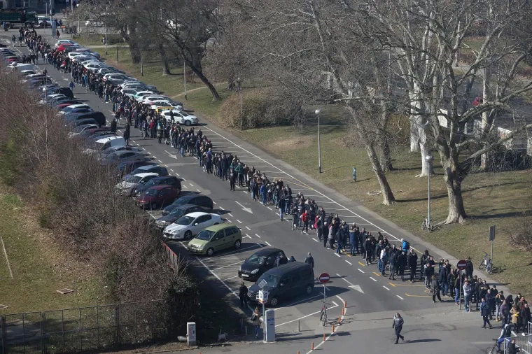 NEVIĐENA GROZNICA TRESE METROPOLU: Gužve traju od ranog jutra, jedna tribina već rasprodana, pogledate kako to izgleda iz zraka