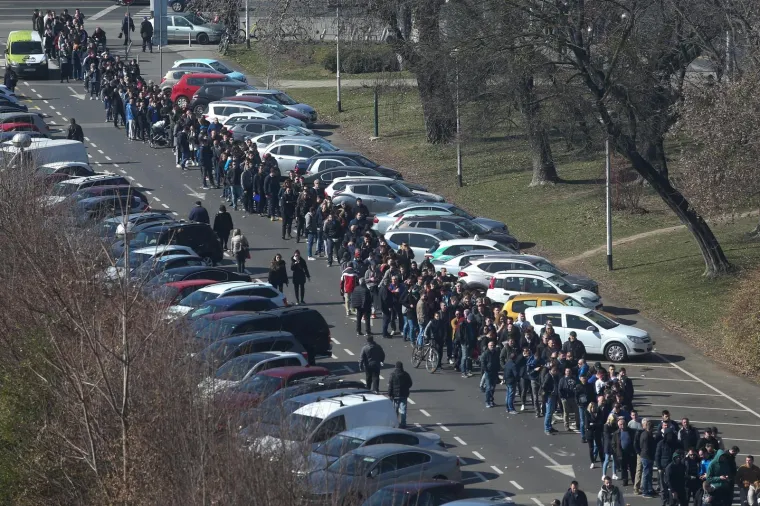 NEVIĐENA GROZNICA TRESE METROPOLU: Gužve traju od ranog jutra, jedna tribina već rasprodana, pogledate kako to izgleda iz zraka