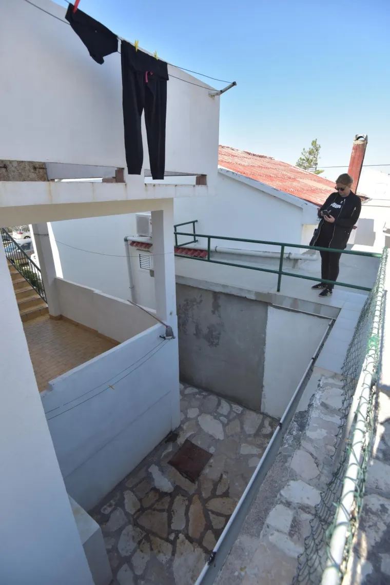 Strava na Pagu! Mu&scaron;karac s prvog kata kuće bacio četvero malodobne djece! Dvoje teže ozlijeđeno